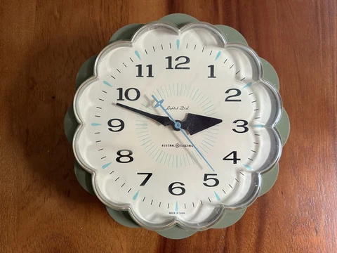 Vintage General Electric Daisy Clock Wall Hanging Plug In - Green Cover
