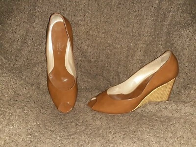 AQUATALIA-Marvin K.-Caramelo Charol Peep Toe-Tejido Cuña-Talla 8.5-Excelente Foto 1 de 4