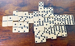 Set of 28 VINTAGE BAKELITE DOMINO SET Rare Ivory White VTG EUC Antique - Picture 1 of 6