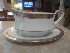 Noritake Legendary Crestwood Platinum Gravy Boat con sottopiastra mai usata - Foto 1 di 5