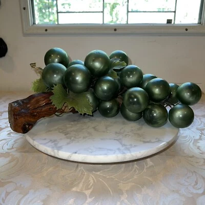 Racimo de uva verde brillo enredado a madera a la deriva MCM Foto 1 de 4