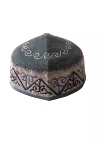 KASACHISCH DOPPI - HERRENHUT - STAMMES LEICHTE WOLLMÜTZE - TRADITIONELLES DESIGN - 23" - Bild 1 von 3