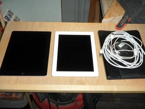 2 Apple iPads 2nd Generation 16GB Wi-Fi A1395 1 White/ 1 Black, 1 LOCKED - Picture 1 of 10