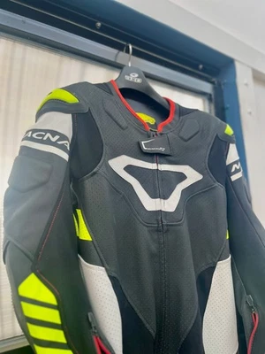 Motorrad Ganzlederkombi Macna Tracktix Gr. 52 - Bild 1 von 4