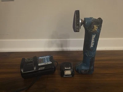 MAKITA MT01 12V CORDLESS OSCILLATING MULTI TOOL W/ BATTERY & CHARGER TESTED - Image 1 of 4