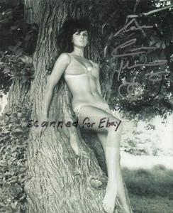 UNIVERSAL MONSTERS-HAMMER HORROR-CAROLINE MUNRO-SIGNIERT-8X10-DRACULA-FRANKENSTEIN - Bild 1 von 1