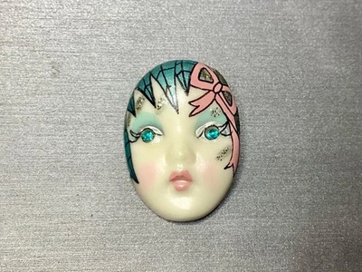 SIGNED HAND DETAILED PORCELAIN ART DECO STYLE SMALL FACE BROOCH JEWELRY - Image 1 of 4
