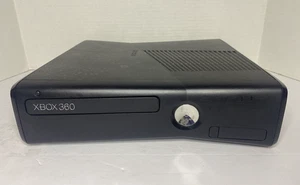 Consola Microsoft Xbox 360 S solo 4 GB - Negra (1439) - Probada/funciona - Imagen 1 de 7