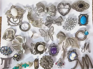 Vintage Lot of  30 Brooches Lapel Pins Various Silver Tone Lot - Picture 1 of 12