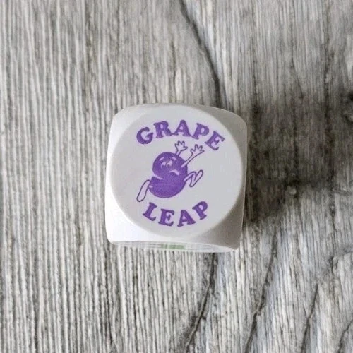THE GRAPE ESCAPE 1992 Parker Brothers Board Game REPLACEMENT PIECE /Part (1 DIE) - Image 1 of 2