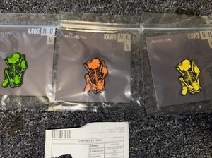 KAWS Skelett Pin Set orange gelb grün 2021 Release brandneu DS - Bild 1 von 10