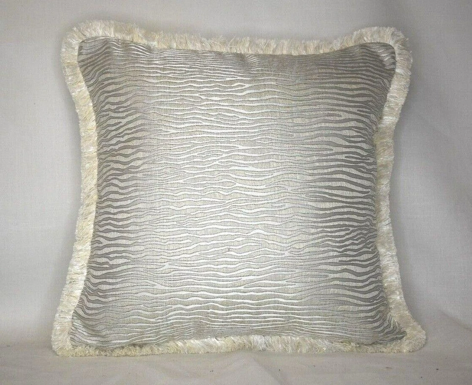 Almohada decorativa piel cebra marfil beige topo oro brocado con flecos  Foto 1 de 1