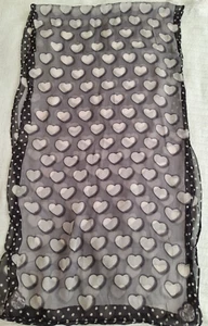 Bufanda Guess Silk Infinity negra con corazones blancos - Imagen 1 de 5