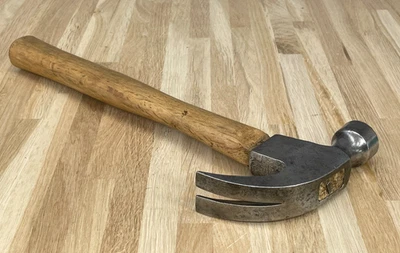 Vintage 16oz Claw Hammer Nail puller Carpenter Woodworking Tool - Image 1 of 4