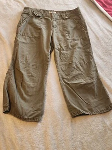 SO Wear It Declare It Women's Size 7 Army Green Short Pants Capris - Picture 1 of 6