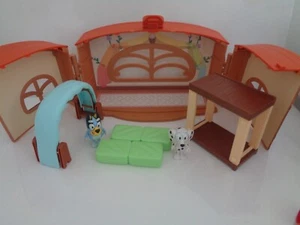 Bluey Calypso's School Playset Scuola Amici Casa con Personaggi - Foto 1 di 10