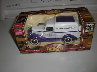 Liberty University Northern Iowa UNI 1936 Dodge Delivery Van Banco ENVÍO GRATUITO Foto 1 de 4