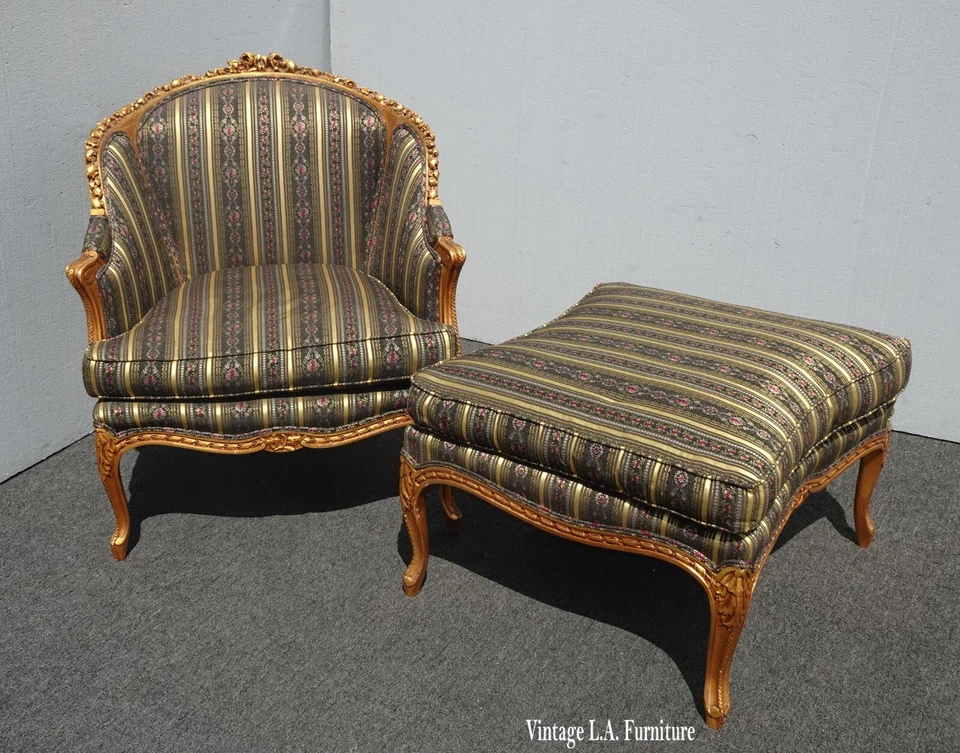 Silla de club y otomana vintage francesa Luis XVI dorada ornamentada con cojines de plumón Foto 1 de 4