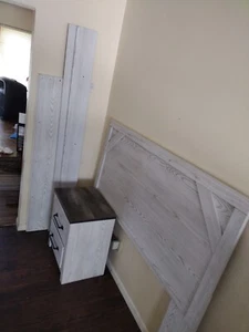 Queen bedroom set With Platform - Picture 1 of 3