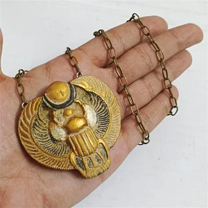 Colgante egipcio hecho a mano, collar escarabajo oro estilo antiguo para un aspecto único - Imagen 1 de 11