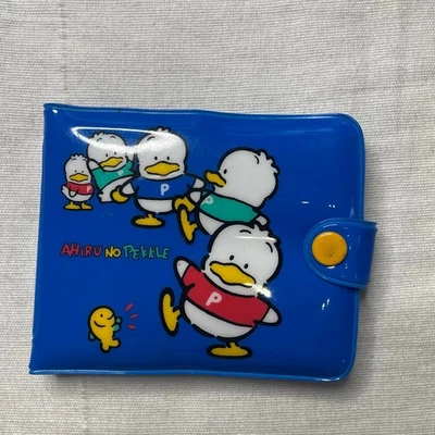 Estuche para tarjetas billetera plegable vintage de vinilo azul Sanrio Ahiru No Pekkle Foto 1 de 4