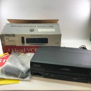 Emerson EWV401B 4 Head VCR with Original Box and Remote - Foto 1 di 14
