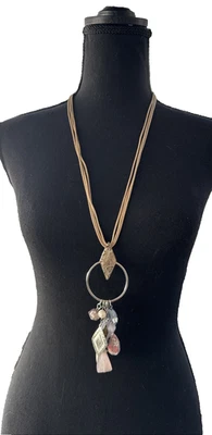 Collar Chicos Dijes Pastel Tono Plata 19" Largo Cuerda Tostada Distintivo NUEVO Foto 1 de 4