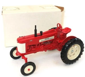 ERTL - FARMALL 350 tractor - 1/16 - ZFN422UA - Picture 1 of 1