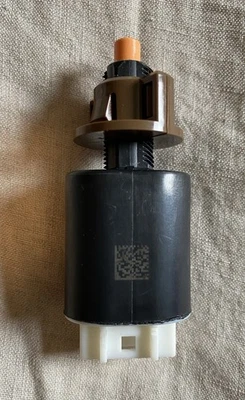 Interruptor de lámpara de freno para Toyota Camry y otros Toyota - Parte # 8434009280 Foto 1 de 3