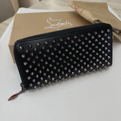 Cartera Christian Louboutin Panettone de cuero negra con tachuelas Gunmetal. Foto 1 de 4