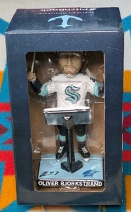NUEVO Seattle Kraken Oliver Bjorkstrand Bobblehead Hockey NHL SGA 30/12/24 NUEVO - Imagen 1 de 7