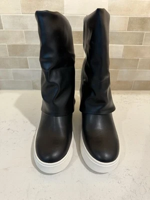 Botas holgadas plegables Guess Guinna2 talla 9,5 M cubiertas/tacón de cuña en negro Foto 1 de 4