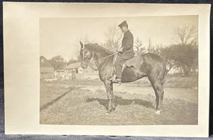 RPPC FOTO REAL POSTAL HOMBRE CON GORRA SENTADO EN UN HERMOSO CABALLO - Imagen 1 de 3