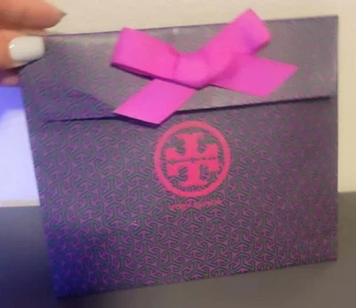 BOLSA REGALO CON LAZO TORY BURCH ROSA/VERDE 7"  Foto 1 de 4