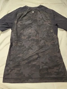 Lululemon Men's Black Camo Repetition Short Sleeve Technical Top Chest Size Med - Picture 1 of 4