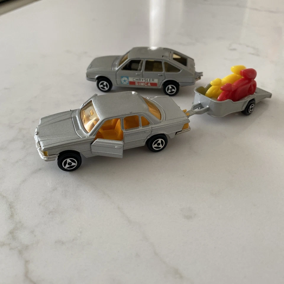 De colección Majorette Diecast 1/60 Mercedes 450 SE, Chrysler y motocicleta Francia Foto 1 de 4