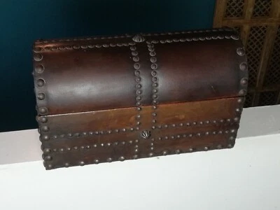 Coffre Boite ancienne en cuir à trésort, bijoux - Photo 1/4