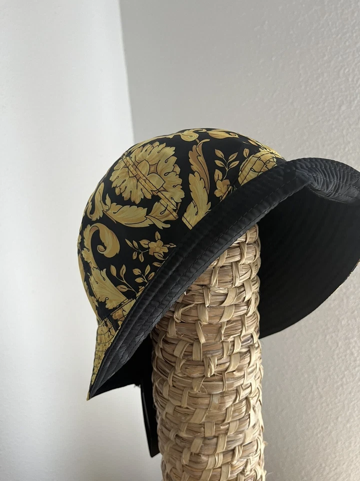 con etiquetas Versace Auténtico Sombrero Cubo Barroco Negro y Dorado Talla 59 Foto 1 de 4