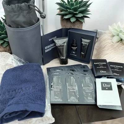 Mini perfume, gel de ducha, toalla y bolsa de viaje Dior Sauvage para hombre paquete de cuidado de la piel Foto 1 de 4