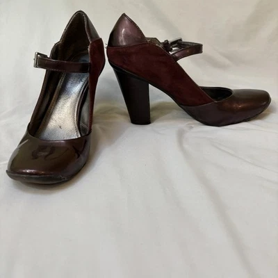 Zapatos de salón Mary Janes de gamuza y charol borgoña talla 8 Kenneth Cole Foto 1 de 4