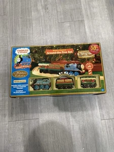 THOMAS TANK & FRIENDS - HOLIDAY CHRISTMAS BATTERY AROUND THE TREE SET 2006/2005!! - Bild 1 von 3