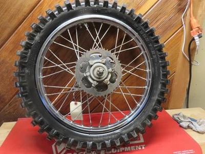 Llanta trasera Suzuki TS100 1978 Enduro cromada con piñón neumático nuevo de 18 pulgadas  Foto 1 de 4