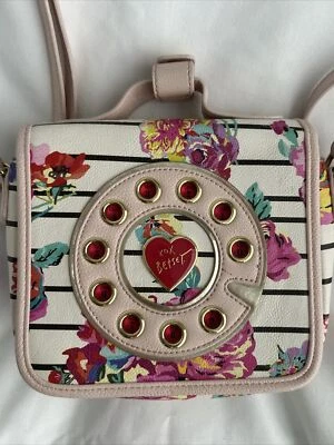 Сумочка для телефона через плечо Betsy Johnson белая с черными полосками и цветами - Изображение 1 из 4