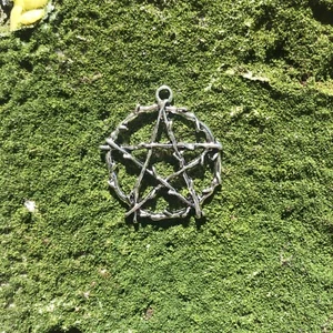 3 dijes de pentagrama de rama de tono plateado colgante de metal artesanal de 1" pulgada - Imagen 1 de 2