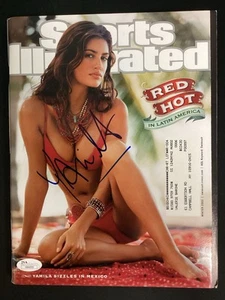 Sexy traje de baño ilustrado deportivo firmado por Yamila Díaz invierno 2002 autógrafo JSA - Imagen 1 de 5
