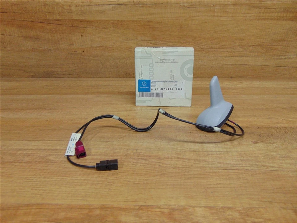 GPS Antenna Genuine Mercedes W221 - A2218204975 Color: 9999 - Imagem 1 de 1