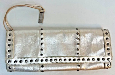 🍒 Bolso sin asas de cuero Kooba metálico plateado bolso de mano cartera con tachuelas 🍒 Foto 1 de 4