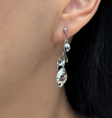 Modern Leaf Tassel Dangle Drop Earrings 9ct White Gold Long Articulated Disc Foto 1 de 4