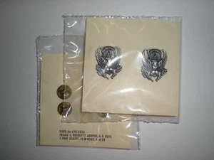 USAF JROTC METALLKRAGEN ABZEICHEN BOS AUF ORIGINAL 1978 DATIERTER KARTE - NEUWERTIG IN VERPACKUNG - Bild 1 von 1