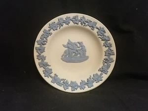 Vintage Wedgewood Creme mit blauer Prägung Schmuckteller, 4 3/8" breit - Bild 1 von 7